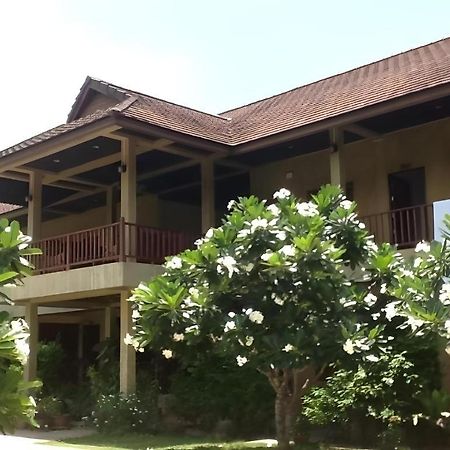 Phutawanchomdow Hotel Amphoe Tha Li Exterior photo